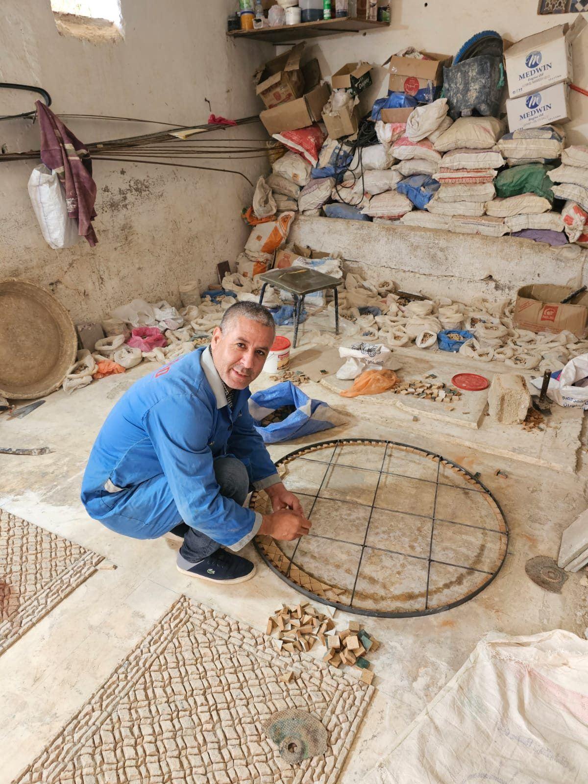 Abdelhafid Aït Touil assemblant un panneau circulaire de zellige dans son atelier