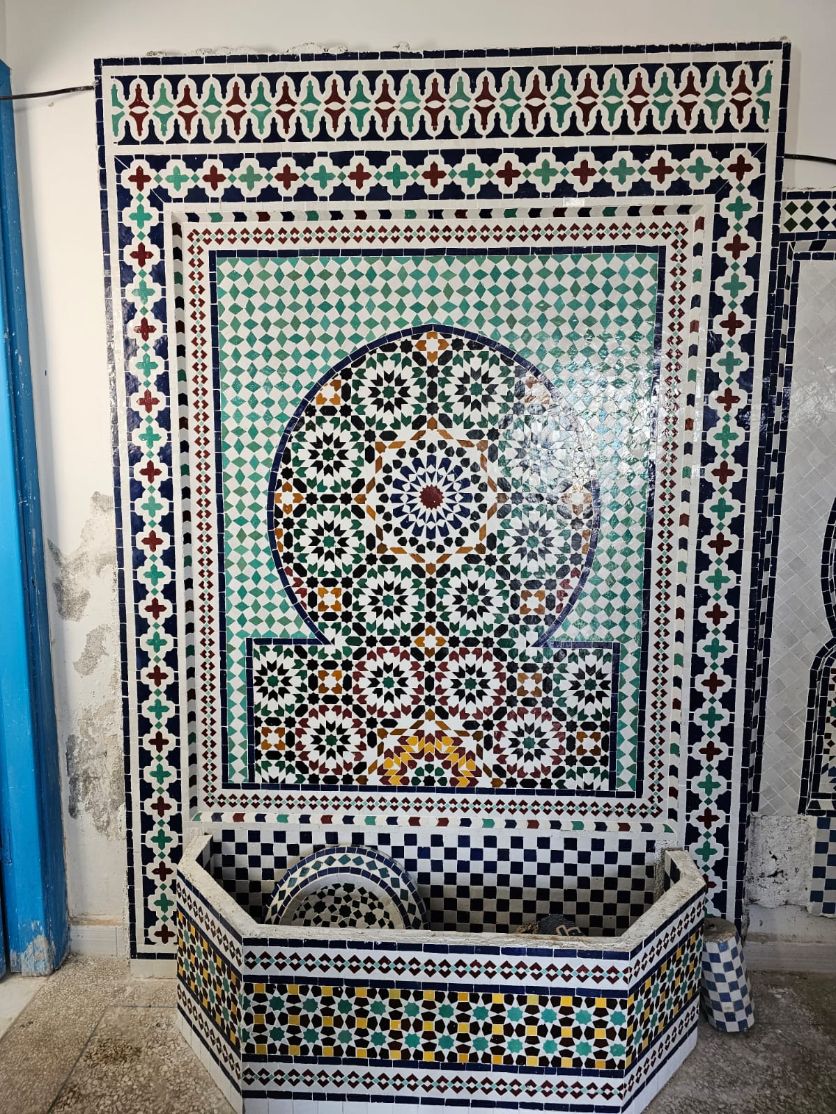 Fontaine murale en zellige réalisée par TRAVTAZI