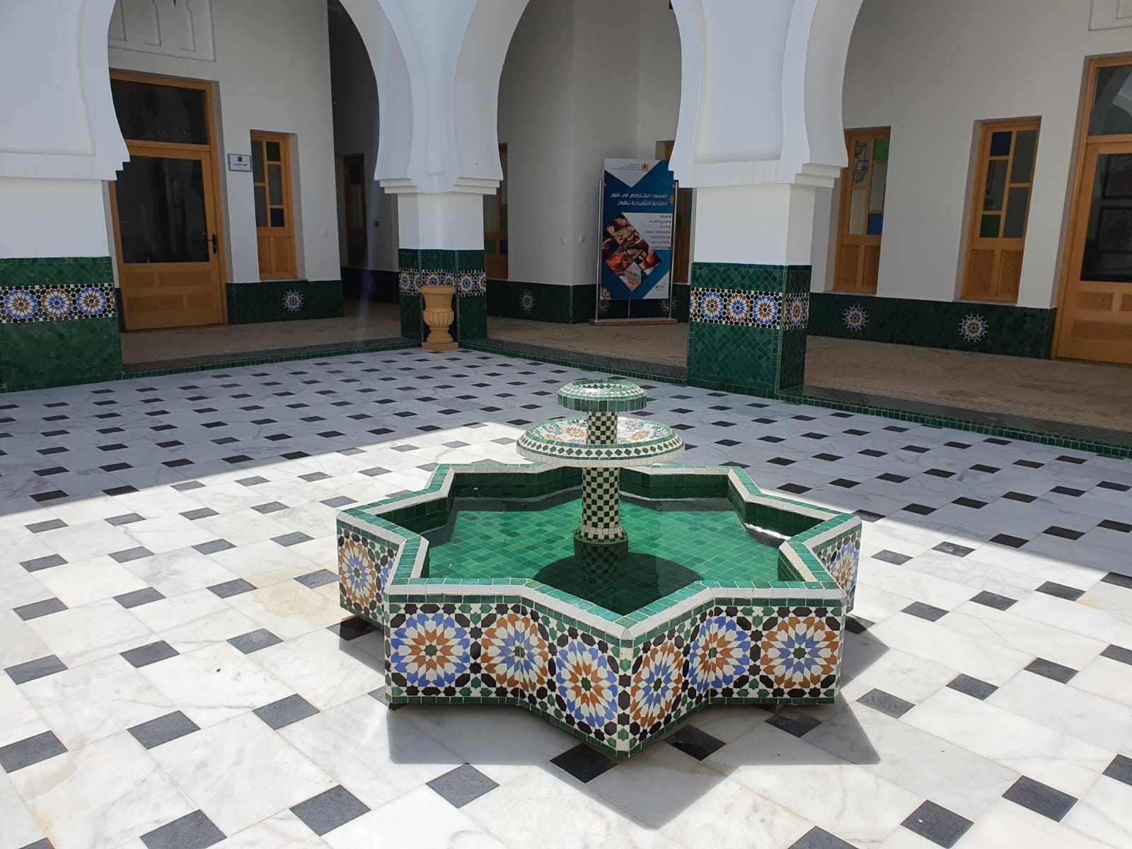 Fontaine en zellige réalisée par TRAVTAZI